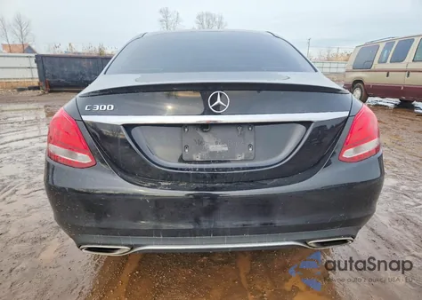 2018 Mercedes-Benz C 300 z USA, uszkodzony, nr VIN 55SWF4JB5JU281164